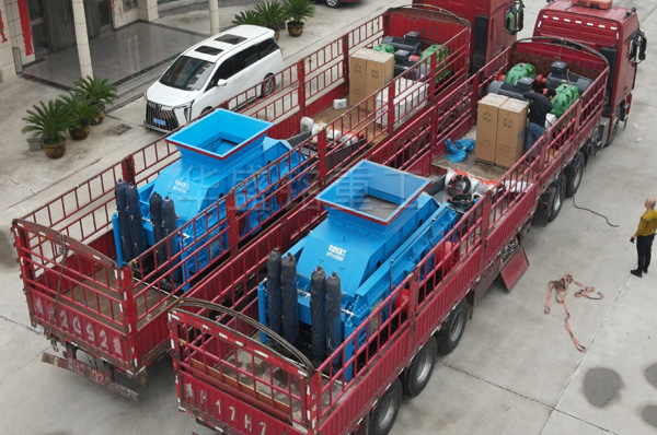 兩檯(tai)1212液(ye)壓對(dui)輥製砂(sha)機髮(fa)徃(wang)湖(hu)南
