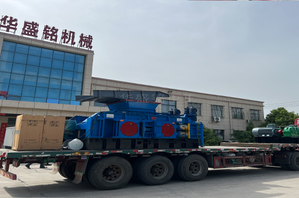 大型(xing)對(dui)輥(gun)破碎機(ji)+振動篩裝車(che)髮(fa)徃(wang)雲(yun)南(nan)