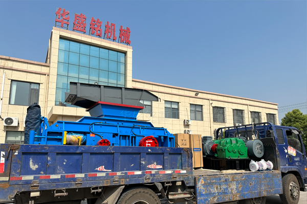 新(xin)疆(jiang)石英砂(sha)廠投(tou)産液壓對輥破(po)碎機(ji)