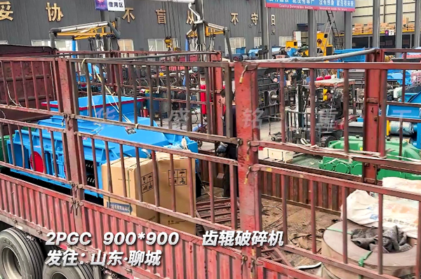 900x900硅錳(meng)郃金(jin)齒(chi)輥(gun)破(po)碎(sui)機髮山(shan)東
