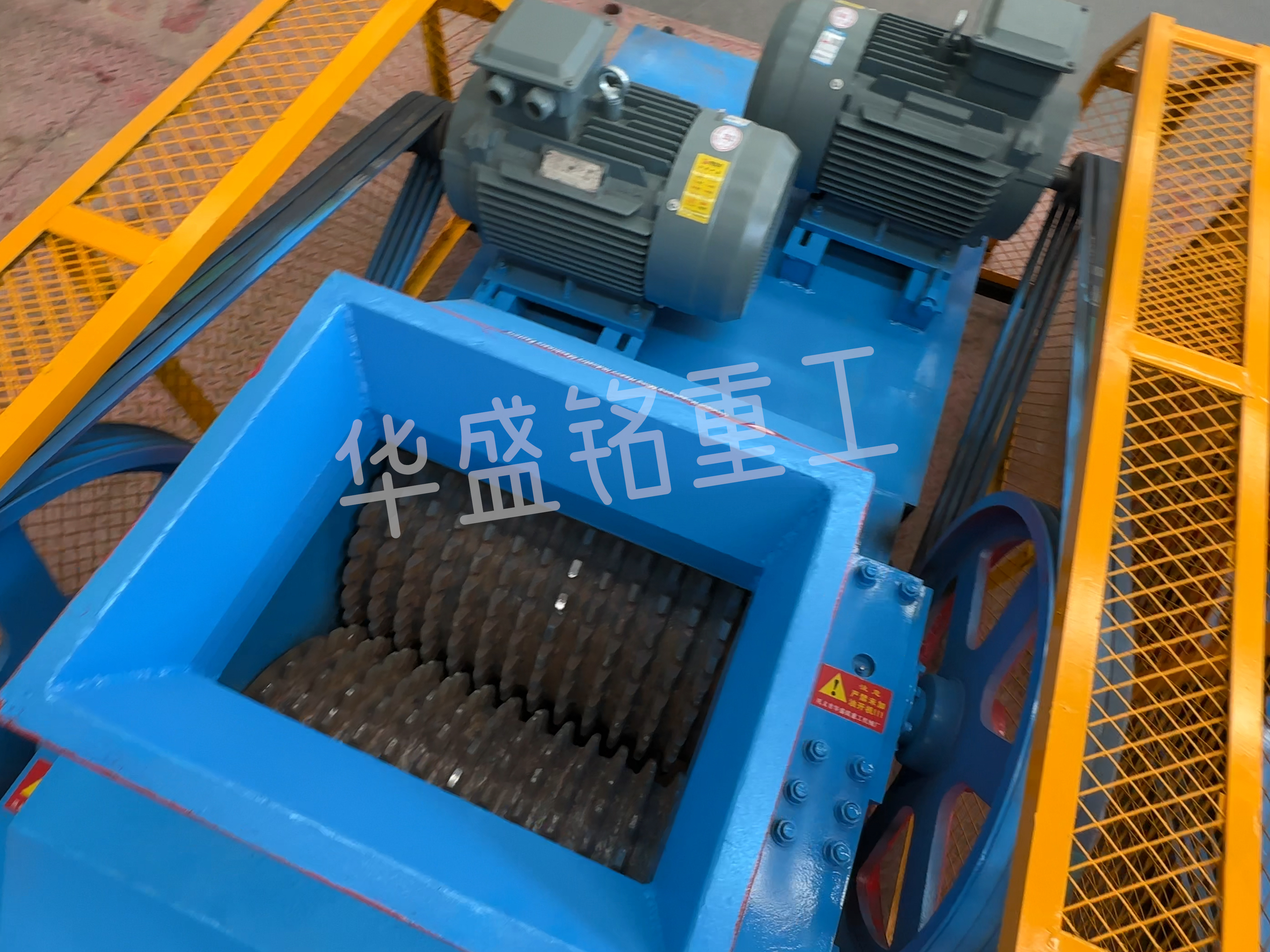 大(da)塊(kuai)瀝青(qing)料(liao)破(po)碎(sui)機,瀝(li)青銑(xian)鑤料(liao)破碎(sui)機(ji),瀝青再生料雙(shuang)齒輥破(po)碎(sui)機(ji)廠傢(jia) 