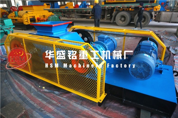 對輥(gun)式(shi)破(po)碎機(ji)圖(tu)片